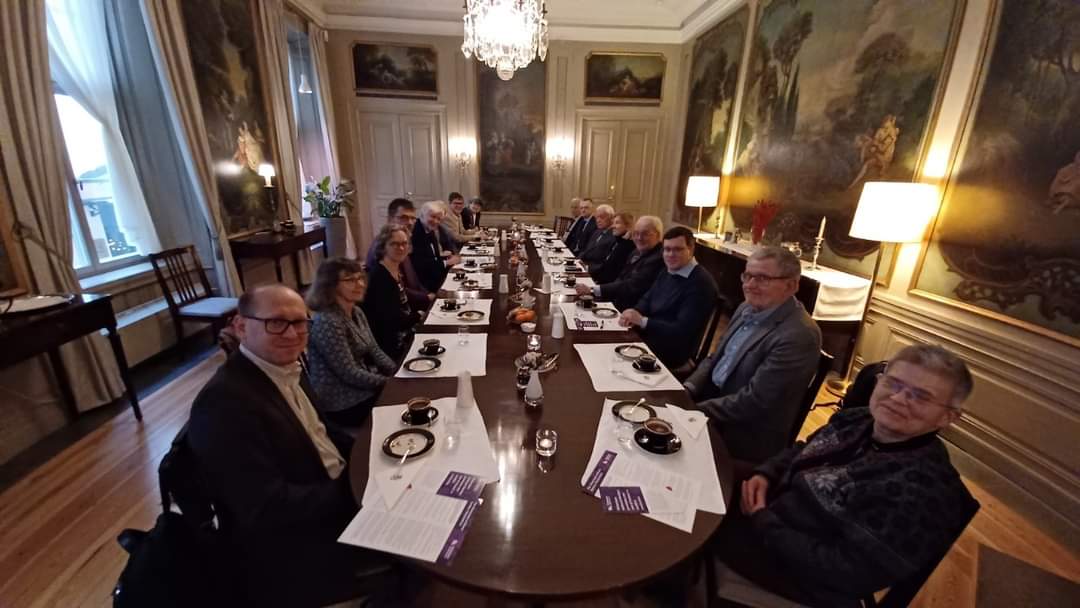 Our chairman @TuomiojaErkki met with Swedish historians & diplomats as well as @carlbildt together w/ Fin. Ambassador @MaimoHenriksson in Stockholm this week. Many thanks to all participants & @FinAmbSthlm for a lively discussion on politics of history! historianswithoutborders.fi/en/2024/02/mee…