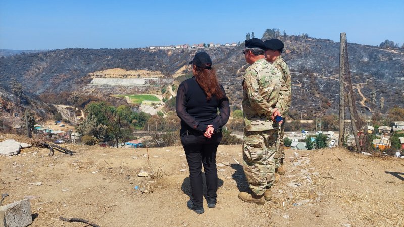 Armada_Chile's tweet photo. Jefe de Defensa de las Provincias de Valparaíso y Marga – Marga recorrió zonas afectadas por el incendio

FF.AA., de Orden y Seguridad Pública, se han desplegado para llegar a todas las zonas afectadas por los incendios

Conoce más en https://t.co/foNJfxuJRN

#ArmadaSeDespliega https://t.co/AZJlycHLrO