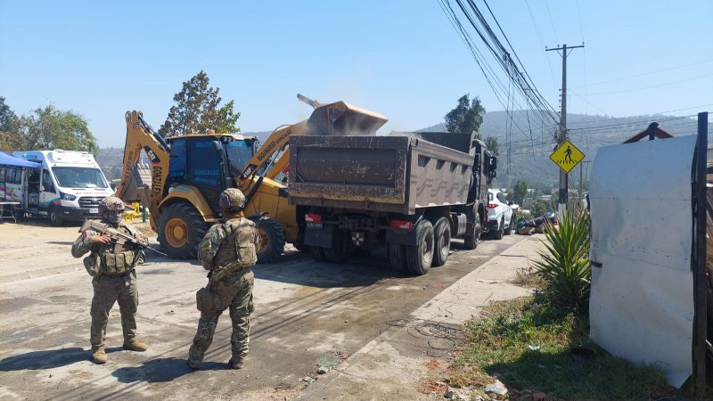 Armada_Chile's tweet photo. Jefe de Defensa de las Provincias de Valparaíso y Marga – Marga recorrió zonas afectadas por el incendio

FF.AA., de Orden y Seguridad Pública, se han desplegado para llegar a todas las zonas afectadas por los incendios

Conoce más en https://t.co/foNJfxuJRN

#ArmadaSeDespliega https://t.co/AZJlycHLrO