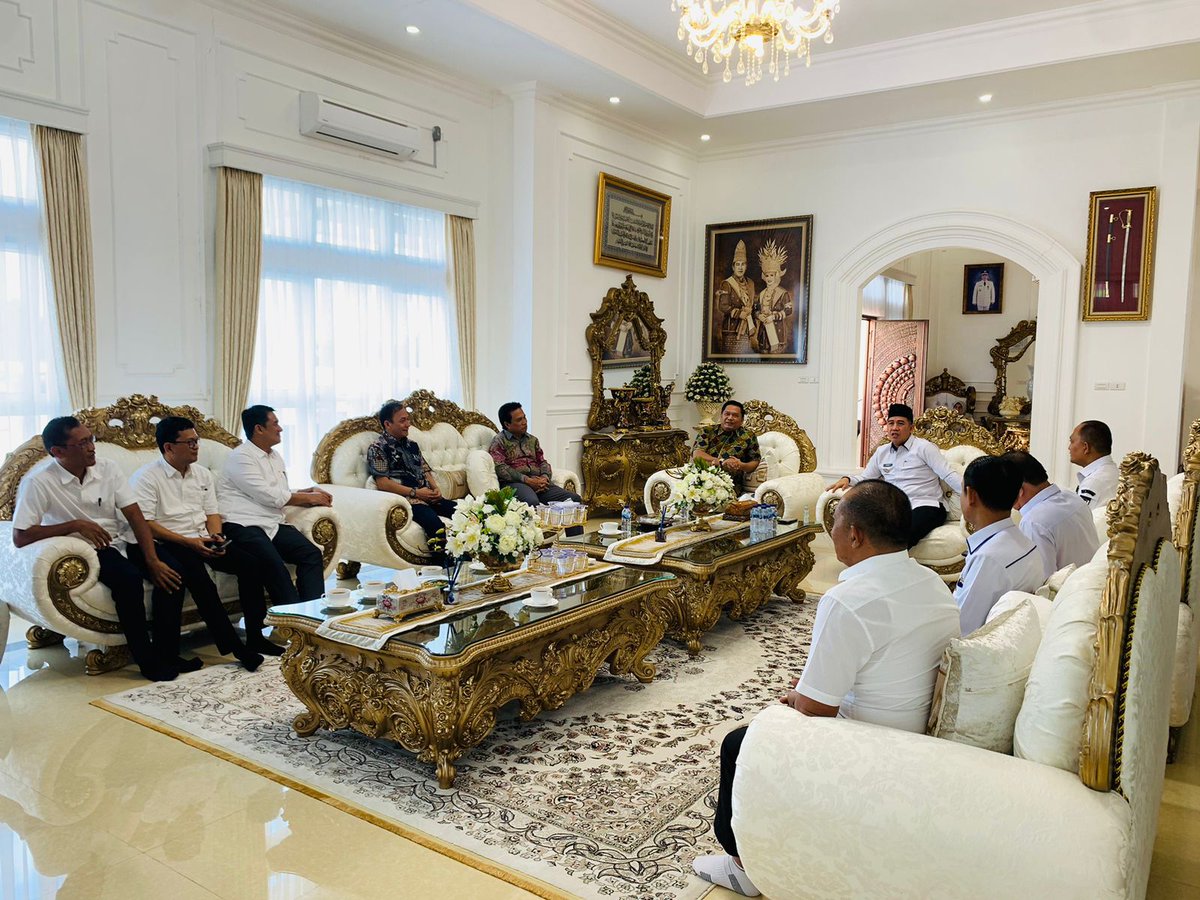 ptpn_7's tweet photo. Bupati Pesawaran: “PTPN I Reg.7 Pilar Ekonomi Kawasan”--> Keberadaan aset berupa kebun dan pabrik PTPN I Regional 7 (dulu PTPN VII) di Kabupaten Pesawaran dinilai sebagai pilar ekonomi kawasan, kata Bupati Pesawaran Dendi Romadhona. @holding_ptpn #ptpn https://t.co/UeQT22yeH9
