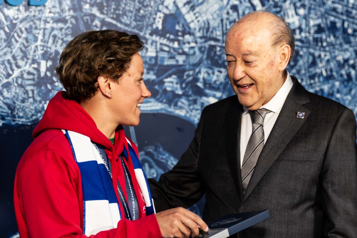 🏊‍ Angélica André foi homenageada no Museu FC Porto pela inédita medalha de bronze 🥉 nos 10km em Águas Abertas, nos Mundiais de Doha

🎙Jorge Nuno Pinto da Costa:  "A Angélica André representa aquilo que defendo para quem serve o FC Porto"

🎙Angélica André: "Vou colocar esta