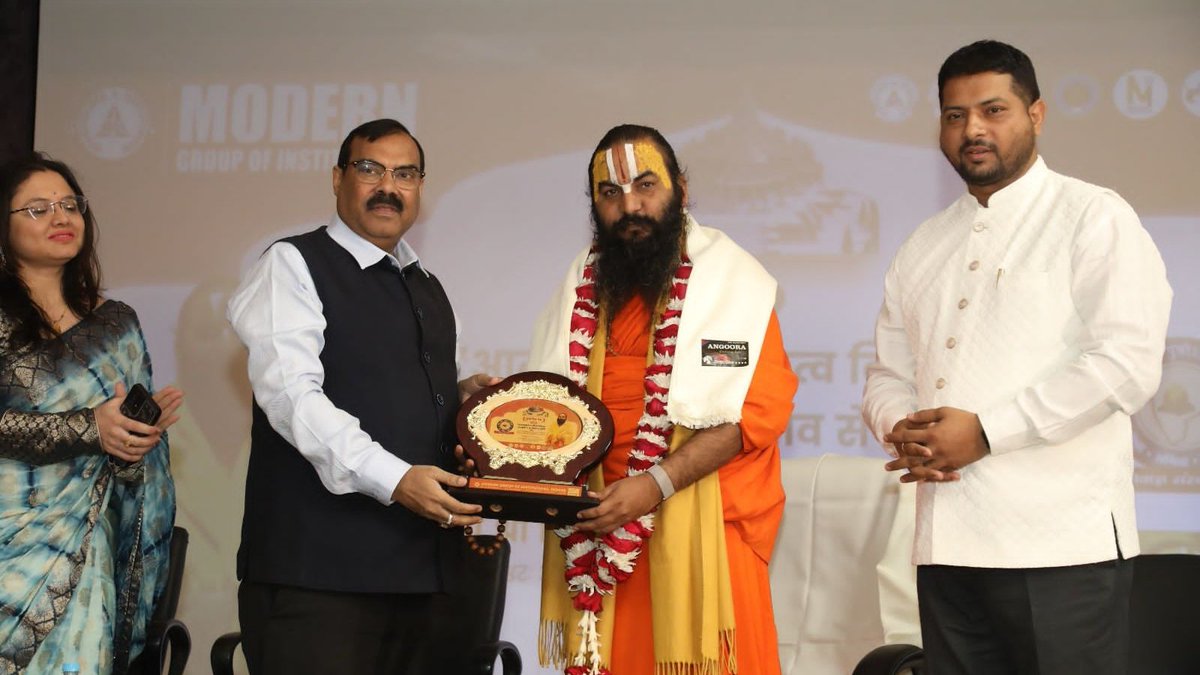 sevagya's tweet photo. Modern Group of Institutions, इंदौर परिसर में आज ‘आत्मबोध से व्यक्तित्व विकास व करियर के तनाव से मुक्ति’ विषयक संवाद कार्यक्रम संपन्न हुआ।

मुख्य अतिथि के रूप में पूज्य आचार्य श्री मिथिलेशनन्दिनीशरण जी महाराज ने कहा कि करियर व व्यक्तित्व विकास के लिए आत्मबोध अत्यंत महत्वपूर्ण है। https://t.co/aOxlUDlyjF