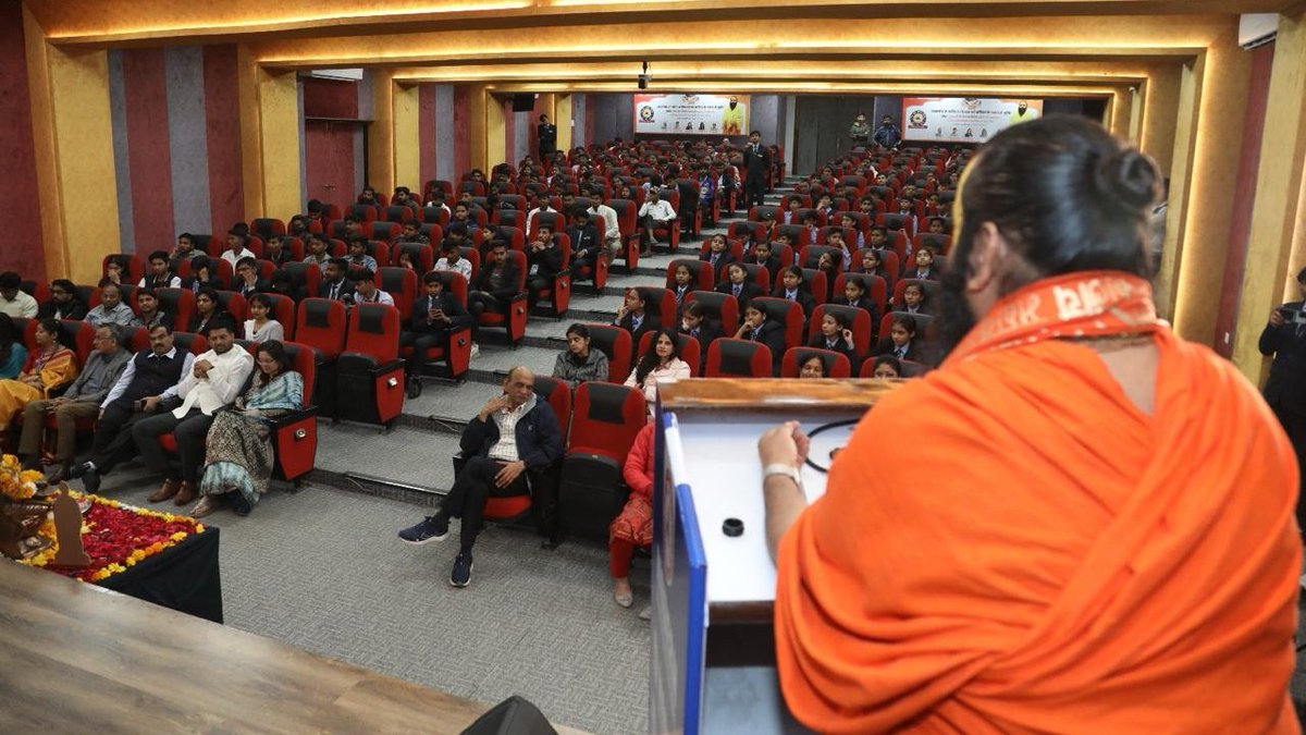 sevagya's tweet photo. Modern Group of Institutions, इंदौर परिसर में आज ‘आत्मबोध से व्यक्तित्व विकास व करियर के तनाव से मुक्ति’ विषयक संवाद कार्यक्रम संपन्न हुआ।

मुख्य अतिथि के रूप में पूज्य आचार्य श्री मिथिलेशनन्दिनीशरण जी महाराज ने कहा कि करियर व व्यक्तित्व विकास के लिए आत्मबोध अत्यंत महत्वपूर्ण है। https://t.co/aOxlUDlyjF