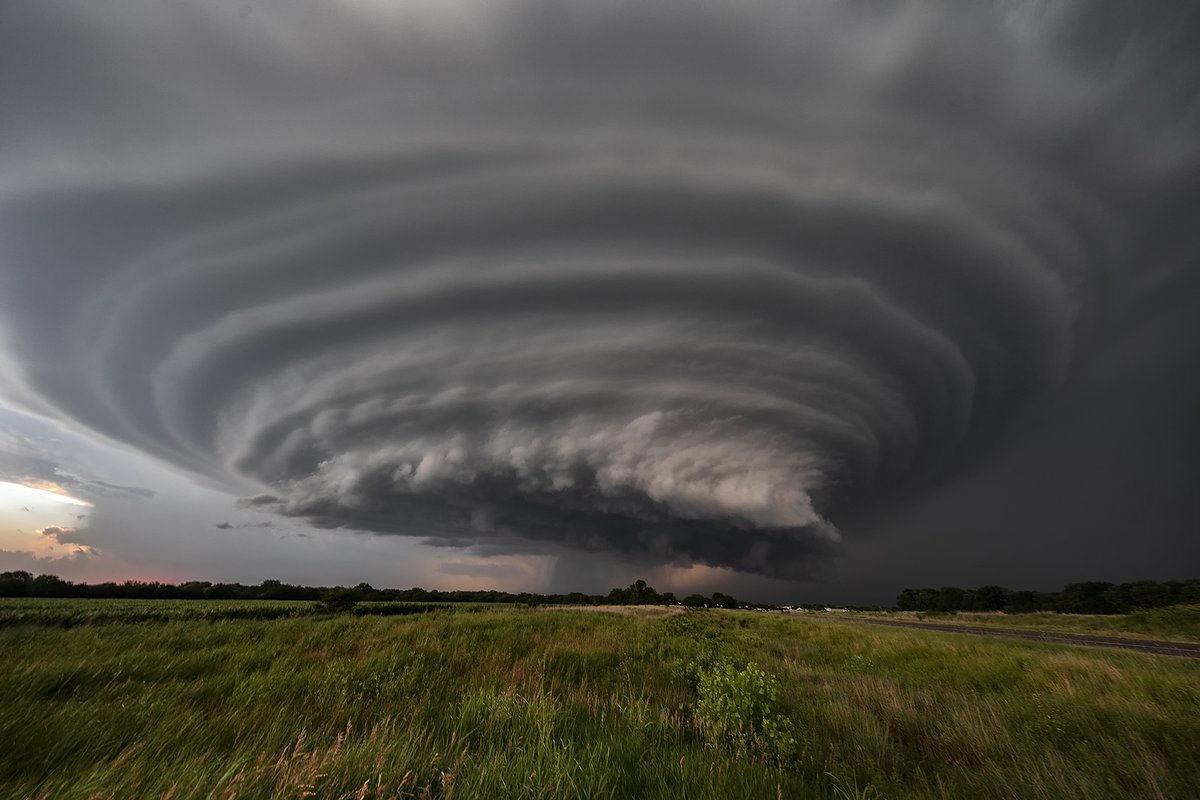 rehill57's tweet photo. Kansas at its finest! One of the prettiest supercells I've seen there in over 35 years of chasing! Douglass, KS 6/26/2018. https://t.co/gpIoaRcLTP