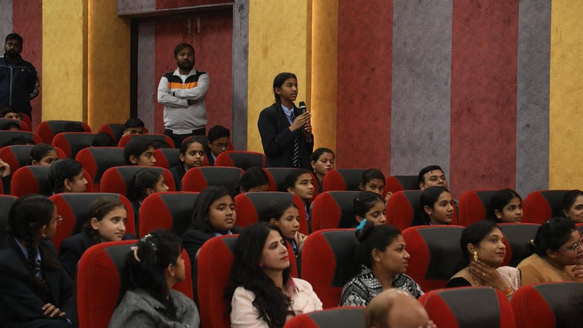 sevagya's tweet photo. Modern Group of Institutions, इंदौर परिसर में आज ‘आत्मबोध से व्यक्तित्व विकास व करियर के तनाव से मुक्ति’ विषयक संवाद कार्यक्रम संपन्न हुआ।

मुख्य अतिथि के रूप में पूज्य आचार्य श्री मिथिलेशनन्दिनीशरण जी महाराज ने कहा कि करियर व व्यक्तित्व विकास के लिए आत्मबोध अत्यंत महत्वपूर्ण है। https://t.co/aOxlUDlyjF
