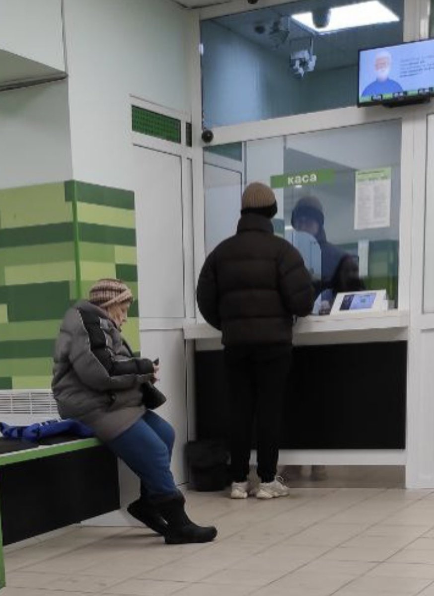 _farba_'s tweet photo. Сьогодні мама в банку зустріла цю бабусю, яка має проблеми зі слухом. Старенька попросила в касі перевести 50 тис грн з її картки на ЗСУ 😭

Іноді здається, що на отаких простих, непомітних людях ми і тримаємось. https://t.co/SgUtozfimO