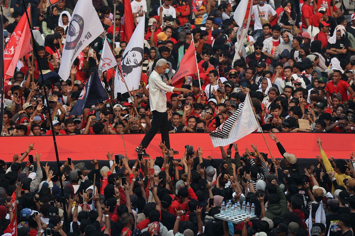 Benar - benar sangat kuat dukungan rakyat untuk <a href="/ganjarpranowo/">Ganjar Pranowo</a>, Semakin mendapat tekanan dan iming2 dari Paslon lain semakin kuat pula mereka tunjukkan dukungannya. 
#GanjarMahfud2024
#GanjarPresidenRakyat
#KratonBersamaRakyat