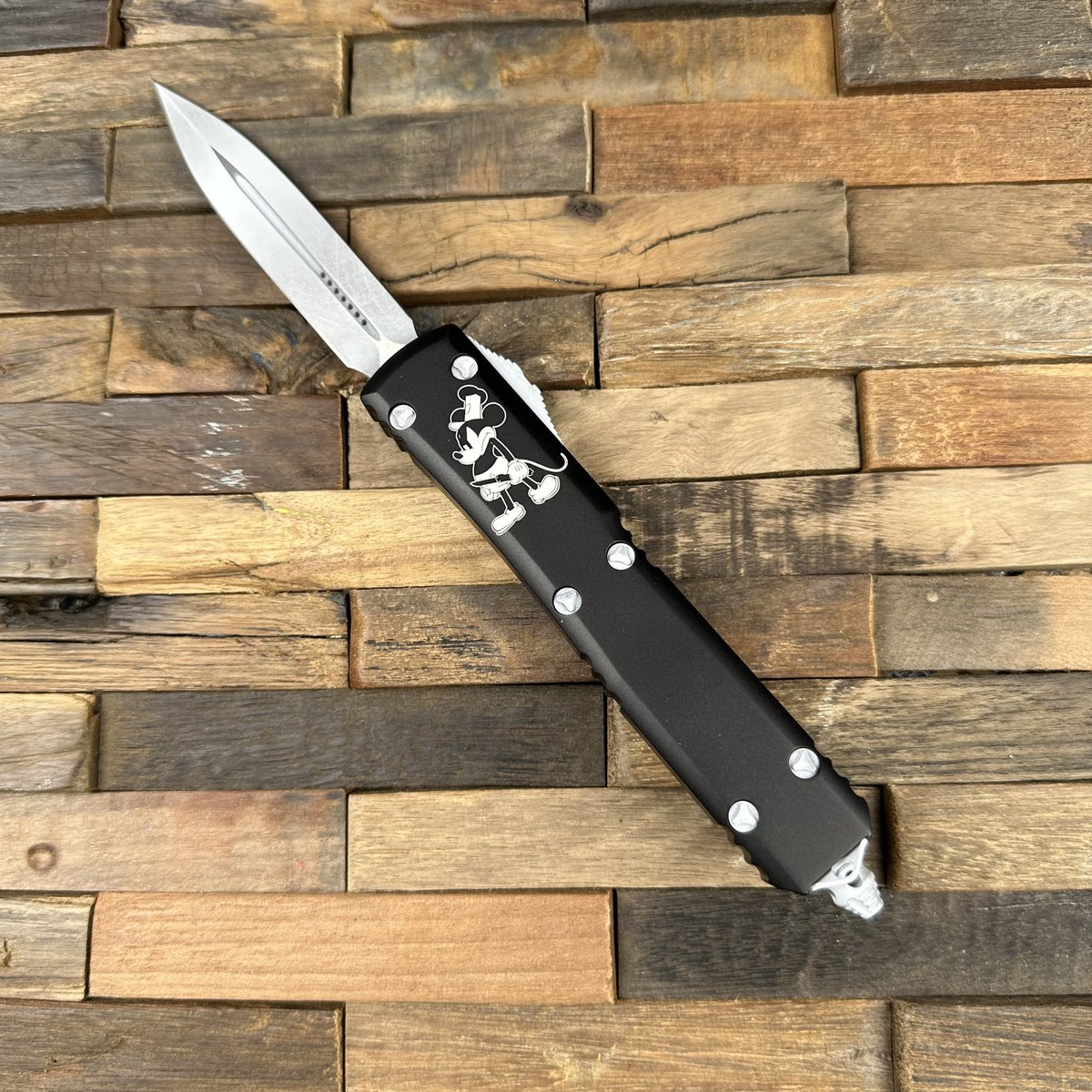 CastleGateKnife's tweet photo. ᴍɪᴄʀᴏᴛᴇᴄʜ x ꜱᴛᴇᴀᴍʙᴏᴀᴛ ᴡɪʟʟɪᴇ

This one is going in the private collection, but as a family that used to go to Disney every year we had to share this sick collab 🤩

#notforsale #knifeoftheday #microtechknife #disney #steamboatwillie https://t.co/eWze4i6oJs