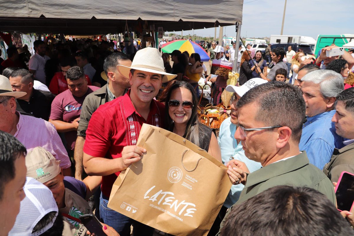 MJusticiaPy's tweet photo. ▪️El Pdte. @SantiPenap visitó el stand de #LatentePy en la feria de artesanos y emprendedores en Cambyretá, y recibió obsequios especiales de los productos elaborados por las #PPL.
▪️Estos, representan no solo calidad artesanal, sino también la esperanza de una nueva oportunidad https://t.co/ufMRXgWzs0