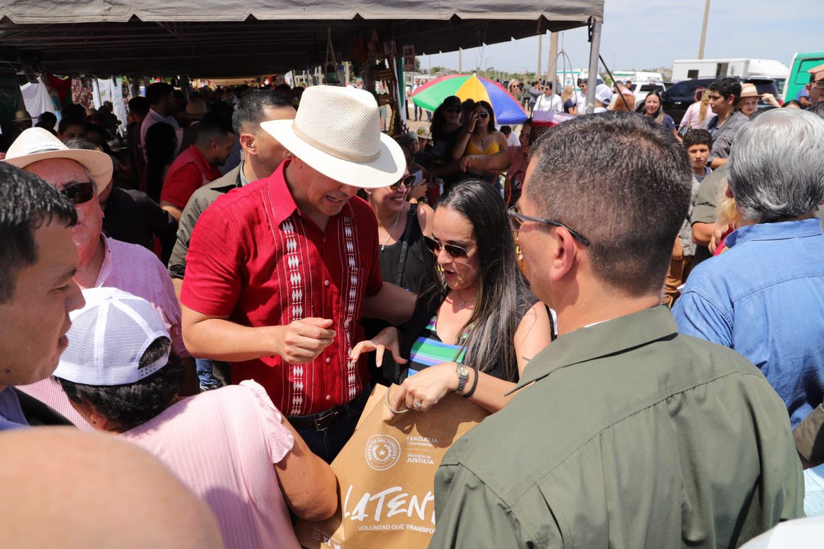 MJusticiaPy's tweet photo. ▪️El Pdte. @SantiPenap visitó el stand de #LatentePy en la feria de artesanos y emprendedores en Cambyretá, y recibió obsequios especiales de los productos elaborados por las #PPL.
▪️Estos, representan no solo calidad artesanal, sino también la esperanza de una nueva oportunidad https://t.co/ufMRXgWzs0