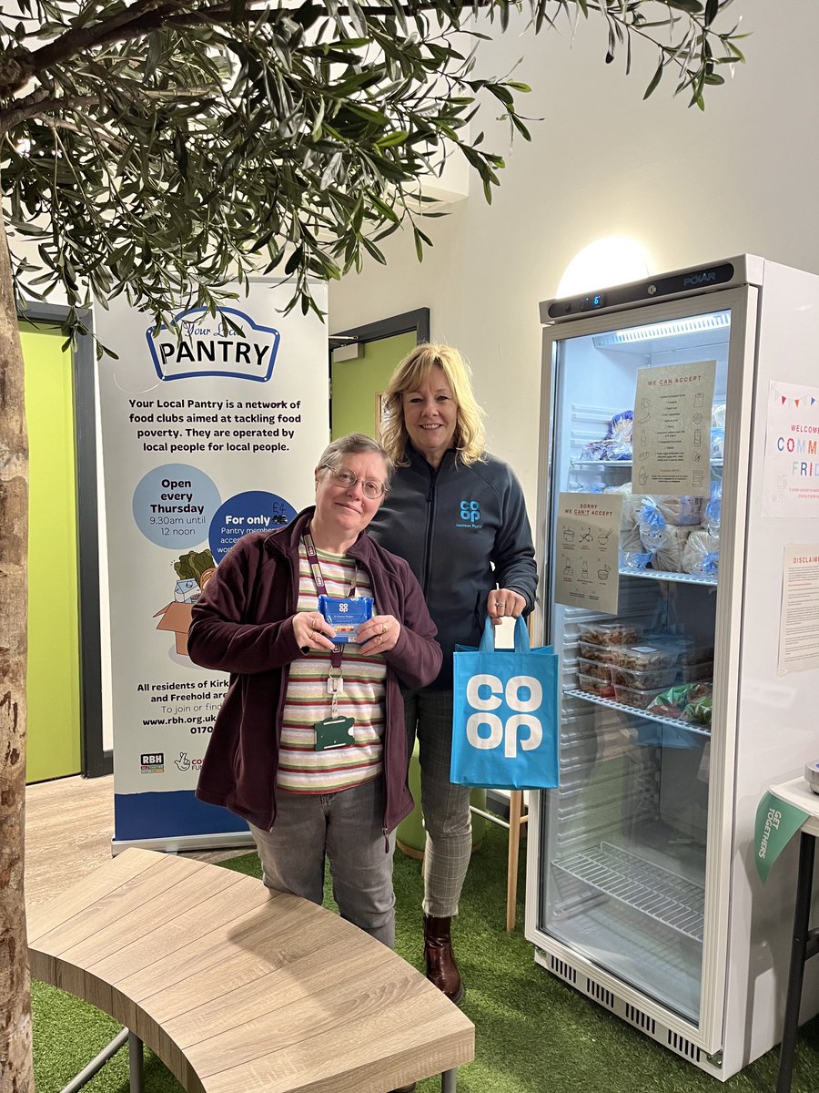 Juliedurrant25's tweet image. So excited 🤩 to visit the FIRST ever #Rochdale #CommunityFridge thanks to ⁦@rbhousing⁩ efforts based in The Strand, Kirkholt. I managed to drop off a few ⁦@coopuk⁩ goodies to support its development. hubbub.org.uk/community-frid…