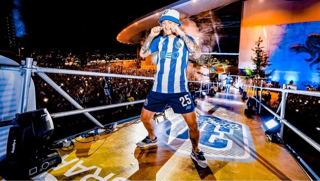 Parabéns baixinho 💙🐉
Volta rápido dragão!
ComoNosUmDeNos