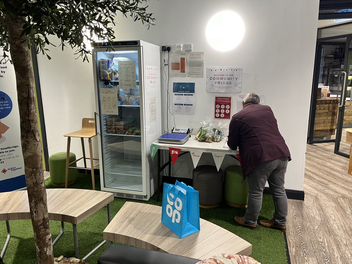 Juliedurrant25's tweet image. So excited 🤩 to visit the FIRST ever #Rochdale #CommunityFridge thanks to ⁦@rbhousing⁩ efforts based in The Strand, Kirkholt. I managed to drop off a few ⁦@coopuk⁩ goodies to support its development. hubbub.org.uk/community-frid…