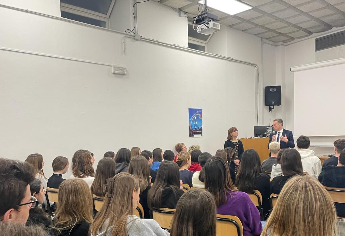 Un momento emozionante, durante la visita a 🇸🇲, è stato incontrare gli studenti della Scuola Secondaria Superiore.
200 di loro imparano il 🇫🇷, ho potuto misurare quanto sia importante questo insegnamento che offre loro tante nuove opportunità.
Grazie della bellissima accoglienza!