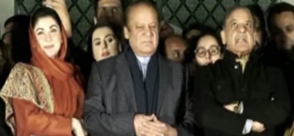Shehryar8899's tweet photo. Maryam: Just fake it guys &amp; smile.
Nawaz: I cant! I feel crap.
Shahbaz: YaAllah meinu chuk lay..
#ElectionResults #Elections2024 #PakistanElection https://t.co/HNj3PsCw8d