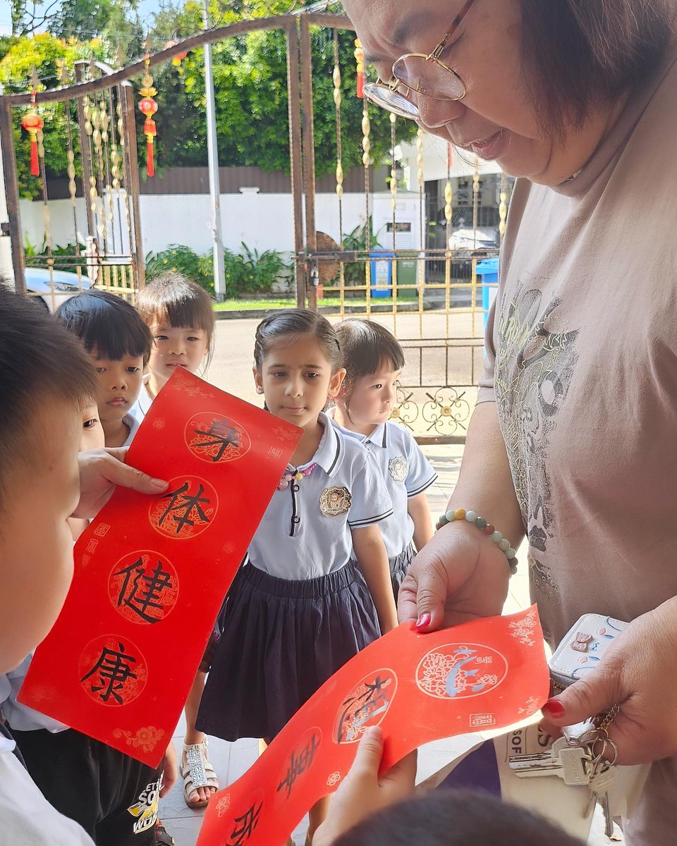 starshinemontes's tweet photo. Sharing #LunarNewYear joy! 🧧🎉 Our little ambassadors from  #StarshineMontessori gifted ‘春联’ to neighbours, embracing the spirit of  giving and community warmth. 💖🏘 #CommunitySpirit #AuspiciousBeginnings https://t.co/mSMLMCuTw2
