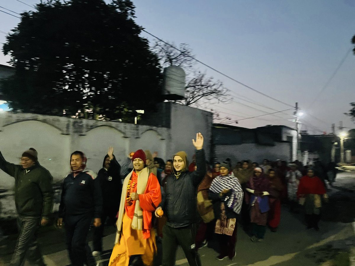 Aadiyogi_Swami's tweet photo. आज सुबह #पाँच_बजे श्री #राम_कथा के अवसर रोज़ कि तरह #प्रभातफेरी में #शिवानगर गुरुद्वारा से होते हुवें परशुराम चौक, राम विहार, पुलिसलाइन, प्रतापनगर, मनकेतालाब में श्री मान सुरेश सिंह जी के घर में विश्राम किया,
और वापस अपने आश्रम आदियोगी गुरु आश्रम कठुआ जम्मू कश्मीर में सपन्न किया! https://t.co/IjgXzwtZZC
