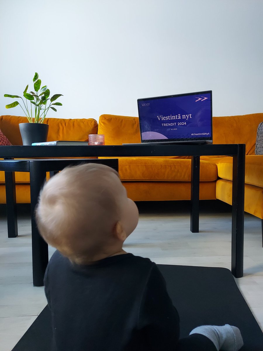 Perhevapaalla olen ollut kuulolla jokusessa ammatillisessa tapahtumassa. Erityisesti arvostan striimejä, joita voi kommentoida vain kirjallisesti. Tänään Viestintä nyt -kotikatsomossa mm. imuroitiin nenää – mitä herkkua mahd. vahingossa aukeavalle mikrofonille!

#viestintä #vauva