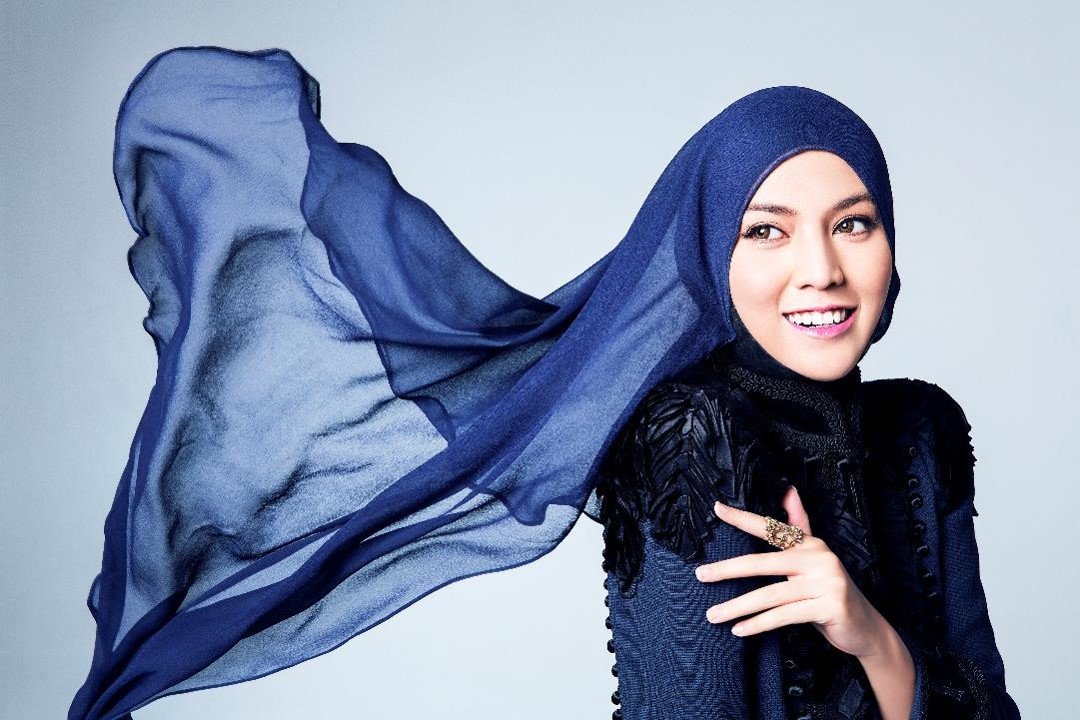 drinklimejuice's tweet photo. Shila Amzah (A.M.N)

Penyanyi wanita Malaysia berbangsa Melayu PERTAMA menembusi pasaran China, Taiwan dan Hong Kong. Nama beliau sangat terkenal di tiga negara ini dan mempunyai album penuh didalam bahasa Cina. Album ini bertajuk "My Journey - Shila Amzah".

Album kedua ini pernah menduduki carta pertama Weibo dan beliau sendiri mempunyai jumlah pengikut melebihi 2 juta di Sina Weibo.

Shila telah memenangi pelbagai anugerah khas seperti 2016 Melodi Awards: Best Female Singer (Hong Kong and Taiwan), Most Popular Female Artist, Song of the Year (Hong Kong and Taiwan) dan banyak lagi.

Beliau turut pernah menerima anugerah daripada Duta China ke Malaysia: Anugerah Persahabatan China-Malaysia. 

Pada tahun 2017, Shila dianugerahkan pingat Ahli Mangku Negara oleh YDPA.
