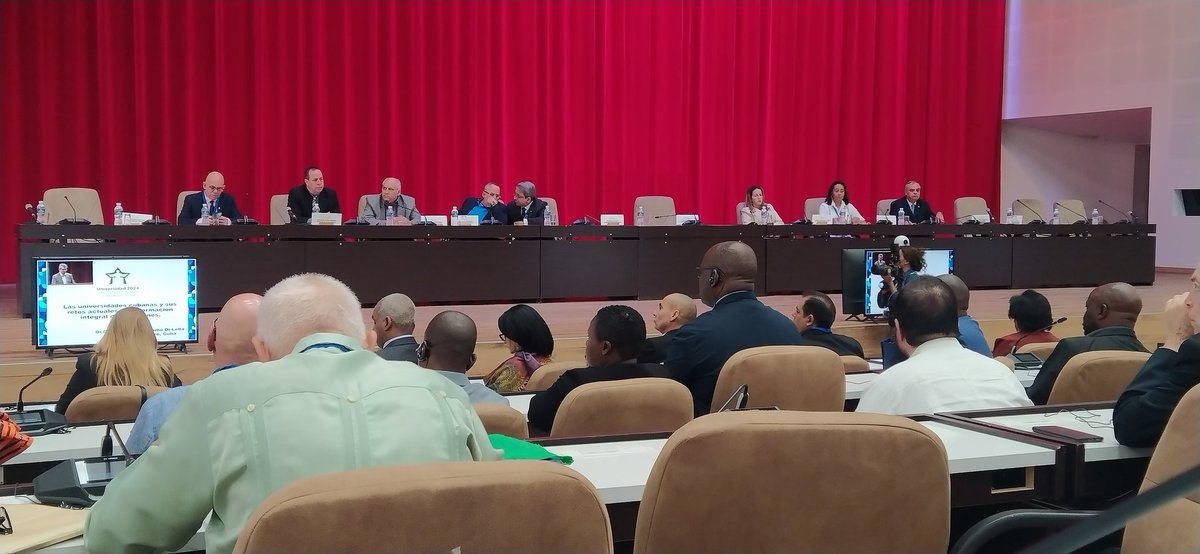 Llega a su fin el #CongresoUniversidad2024 con una conferencia especial del Dr. C. Jorge Luis Perdomo, vice primer ministro "Las universidades cubanas y sus retos actuales en la formación integral de los jóvenes" Grandes retos nos esperan en el futuro. #Cuba #CienciaCubana