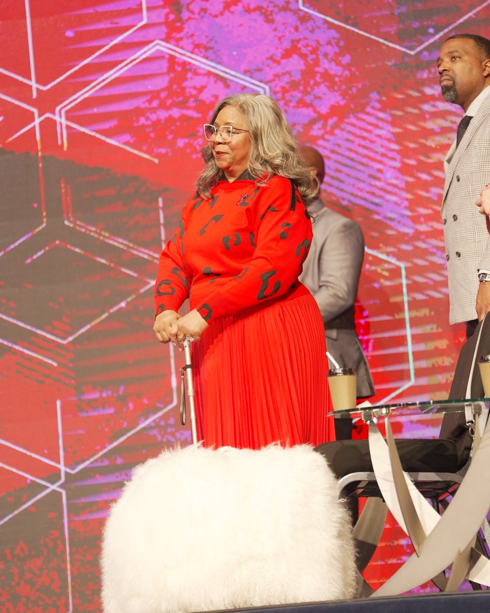 FirstLadyJakes's tweet image. God sometimes calls us to help carry a burden that wasn’t initially ours. But remember: He plans to prosper and not hurt you. Believe in your purpose and rise to the occasion! 🙌🏾 🌟

Stream @BishopJakes’ sermon #SelectiveService on our official YouTube channel!

#TPHOnline