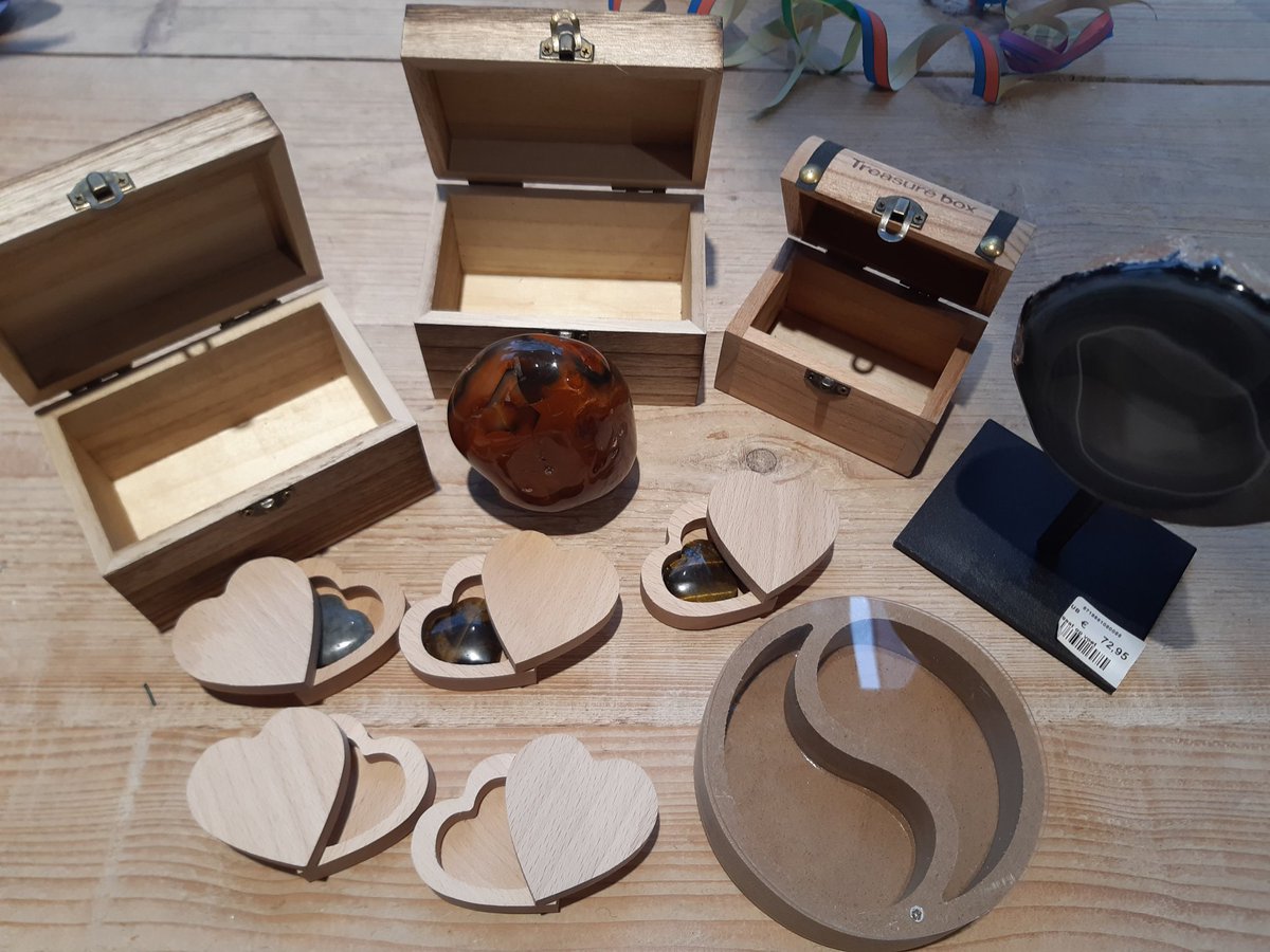WWvenray's tweet photo. De leukste cadeaukistjes voor valentijn, al of niet met speciale stenen. https://t.co/25iJupAMIQ