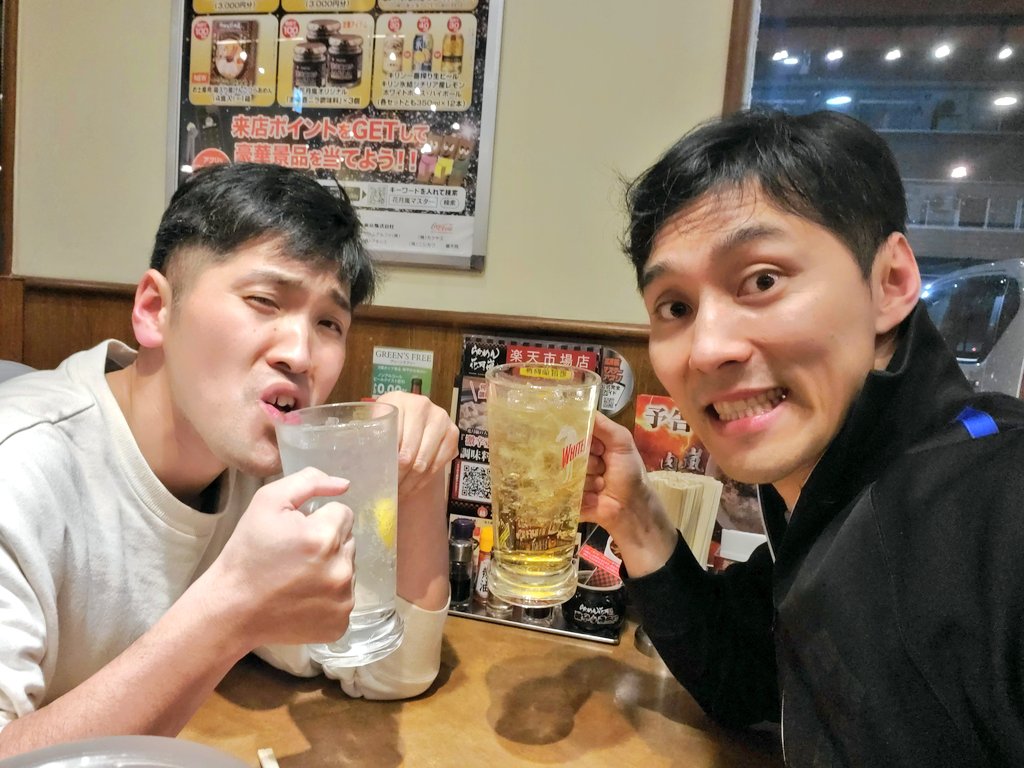 warauago's tweet photo. ひっさびさにリハをやりまして🤹
いや、ちょこちょこやってはいたのですが💦
来週本番があるのです❗️💨

それにしても、なぜ練習着がこんなにも被るのでしょうか？👕👖🌀
ホント、なんにも打ち合わせたりしてないですからね➰️✋️💦

しかもその後のラーメンも一緒です➰️🍜

よしお嬉しそう…(笑) https://t.co/CvsgSO30H1