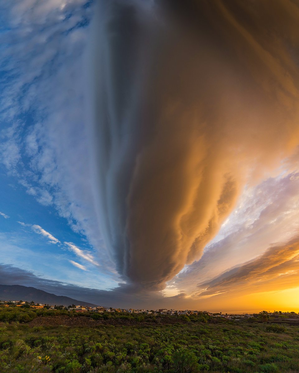 Imanolzuaznabar's tweet photo. A veces la realidad supera la ficción. Así estaba el cielo en Tenerife durante el amanecer de hoy con esta gigantesca nube lenticular. https://t.co/z2zdD39pYj