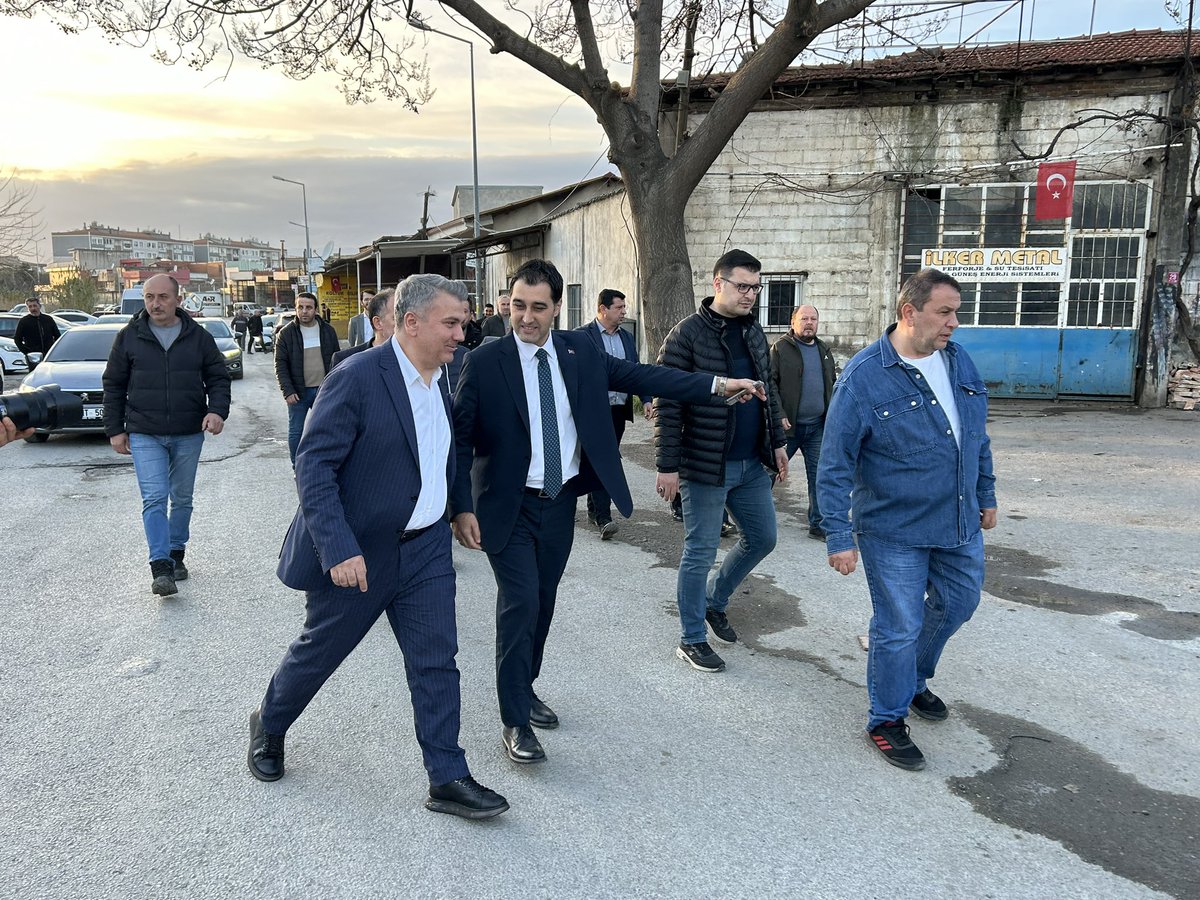 MustafaCanbey's tweet photo. Edremit 1 Nisan sabahı AK Belediyecilik ile tanışmaya hazır ve kararlı. 

#Edremit’imizde İlçe Belediye Başkan Adayımız @muhammedvurmaz, ilçe Başkanımız @EkremUmutlu ve kıymetli AK teşkilatımız ile birlikte Sanayi Sitesi esnaflarımızı ziyaret ettik. 

Ustalıkları kadar gönülleri de güzel olan sanayi esnafımıza hayırlı işler, bereketli ve bol kazançlar diliyoruz.