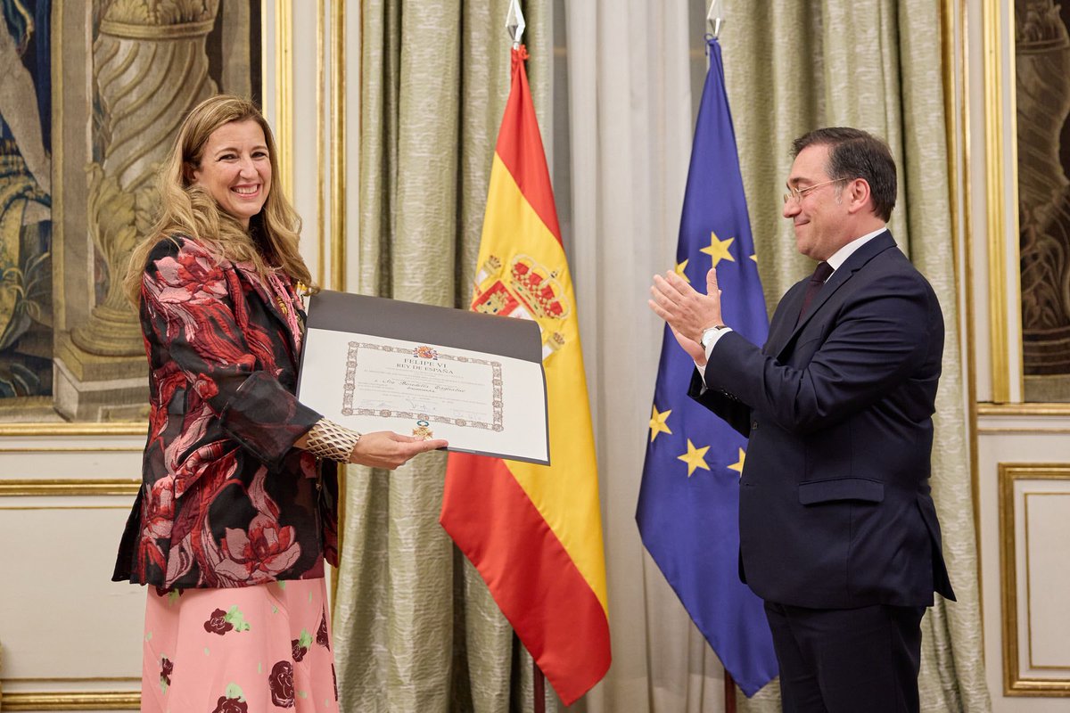 Benedetta Tagliabue ha sido condecorada con la encomienda de la Orden de Isabel la Católica por el Ministro de Asuntos Exteriores, Unión Europea y Cooperación, José Manuel Albares, el pasado 18 de enero de 2024 en Madrid.