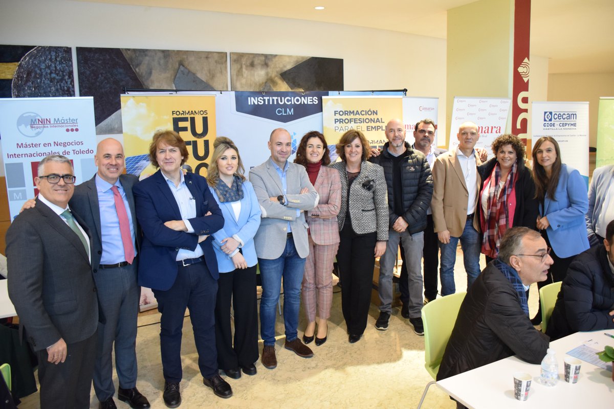 pfrancoCLM's tweet photo. ��Gracias a tod@s los que hoy habéis participado activamente y habéis hecho posible que celebráramos en el Paraninfo de la @uclm_es en Ciudad Real el II Foro “Exporta CLM”; y muy especialmente al equipazo del @Ipex_clm y a mi equipo más directo.
Nos vemos en #ExportaCLM 2025 . https://t.co/oOzarZ9xaR