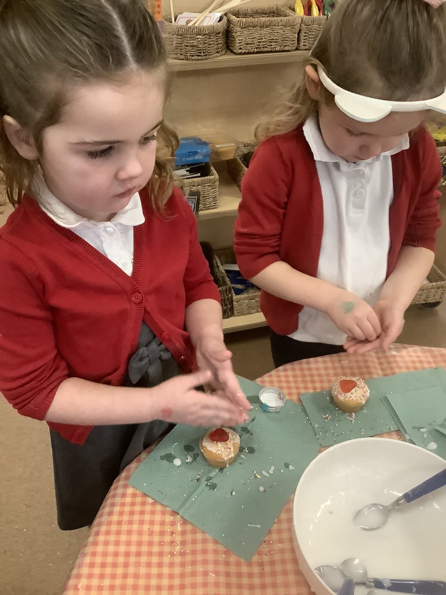 SunnyfieldsEYFS's tweet photo. The Meerkats have enjoyed decorating some valentines buns this morning 🧁 https://t.co/hY42ySC7PC