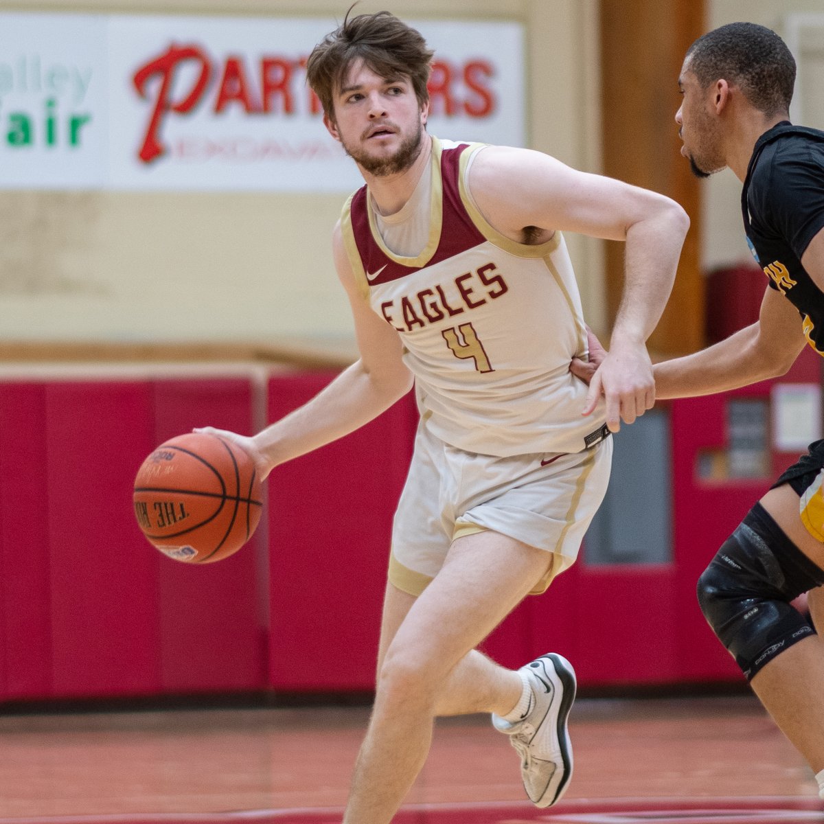 𝗠𝗔𝗦𝗦𝗜𝗩𝗘 game in Nininger tomorrow afternoon Join us for @BridgewaterMBB senior day, a chase at history and some special halftime shenanigans all sponsored by Francesco's #BleedCrimson #GoForGold #d3hoops