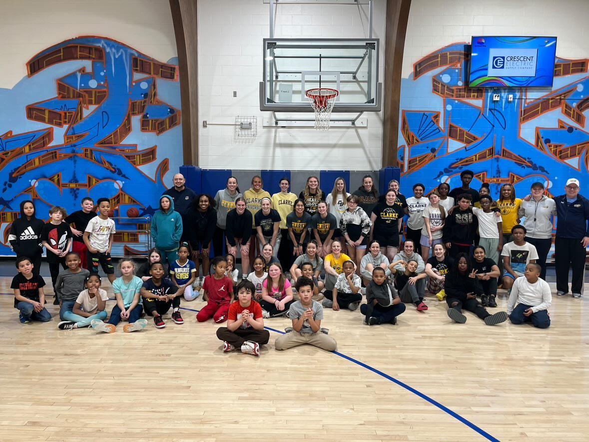 ClarkeWBB's tweet photo. We had a great time with the Boys and Girls Club of Dubuque. We spent time on dribbling drills and shooting skills and had an incredible day with our local community. @ClarkeAthletics
@ClarkeU #TogetherWeDefine | π¦π https://t.co/T1eOKkH0JL