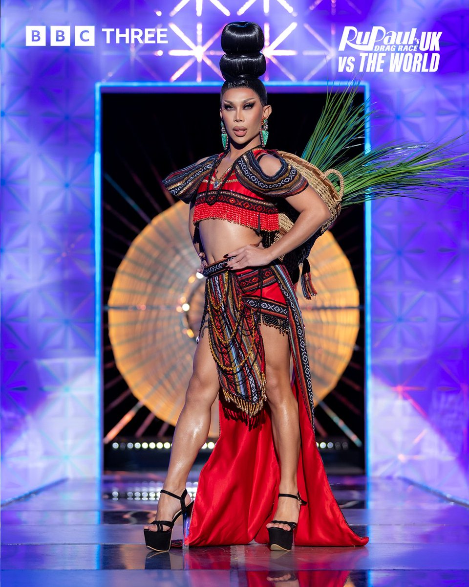 dragraceukbbc's tweet photo. And we're off! 🏁 Category is: For Queen and Country 👑🌍

Who's lewk were you living for tonight? 2/3

#DragRaceUK vs The World #iPlayer @chorizamay @jonbers @marinaxsummers @ScarletEnvyNYC https://t.co/HUZIosqpKI
