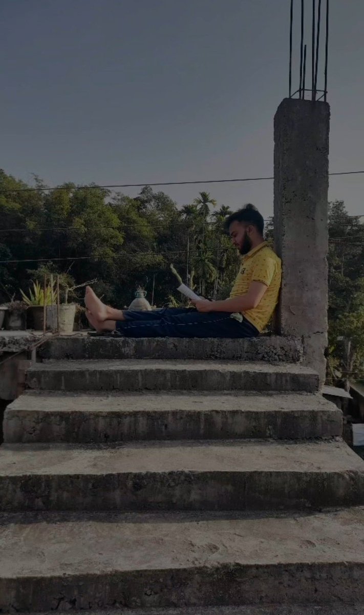 Ansuperman17's tweet photo. সেই যে প্ৰেমিকৰ পৰা ‘প্ৰেম' হোৱাৰ, নিজক ঘৃণা কৰাৰ পৰা আকৌ নিজৰেই প্ৰেমত পৰাৰ, অলপতেই উচুপি উঠাৰ পৰা কান্দিবলৈ পাহৰাৰ...এই যাত্ৰা সহজ নাছিল কেতিয়াও । সহজ জীৱন অৱশ্যে বিচৰা নাছিলোঁ মইও...মোক এখন যুদ্ধৰেই প্ৰয়োজন আছিল আজীৱন যুঁজিবলৈ ।। Grateful forever🙏🏻
@DearUniverse✨ https://t.co/p7GYJhDpDG