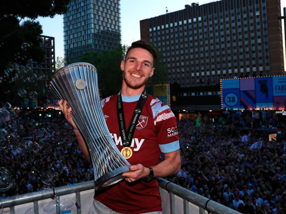 westhamlive5's tweet photo. Will you be welcoming when Declan Rice returns to the London Stadium again on Sunday? ⚒️ https://t.co/0hmlZGyUTc