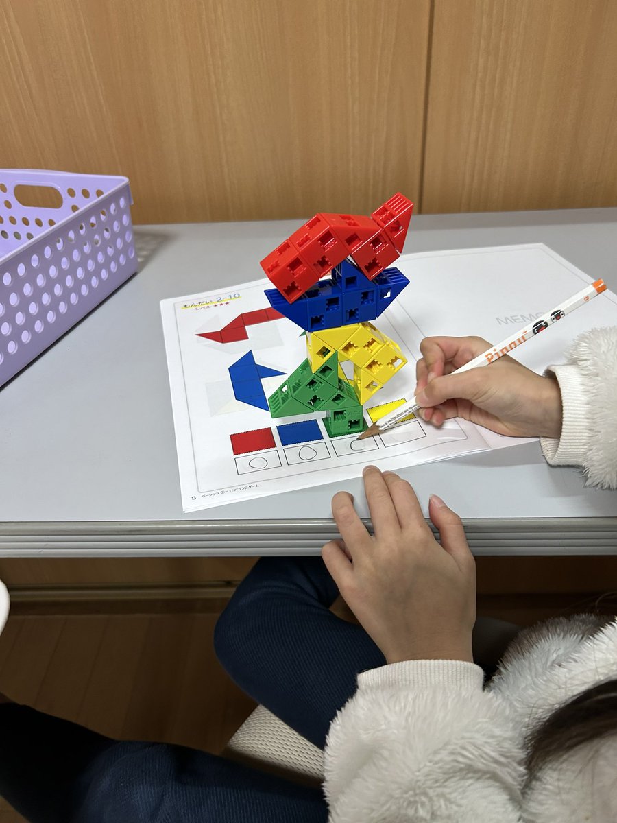 edisonchiba's tweet photo. 自考力キッズ
バランスゲーム
⁡
指定された形のブロックを下にする指定された色に従い積み上げバランスが取れれば👌
⁡
色々な形のブロックをどのような順番で積み上げたら良いかあれこれ悩みながらチャレンジしました。
⁡ https://t.co/znLNWBMZoJ