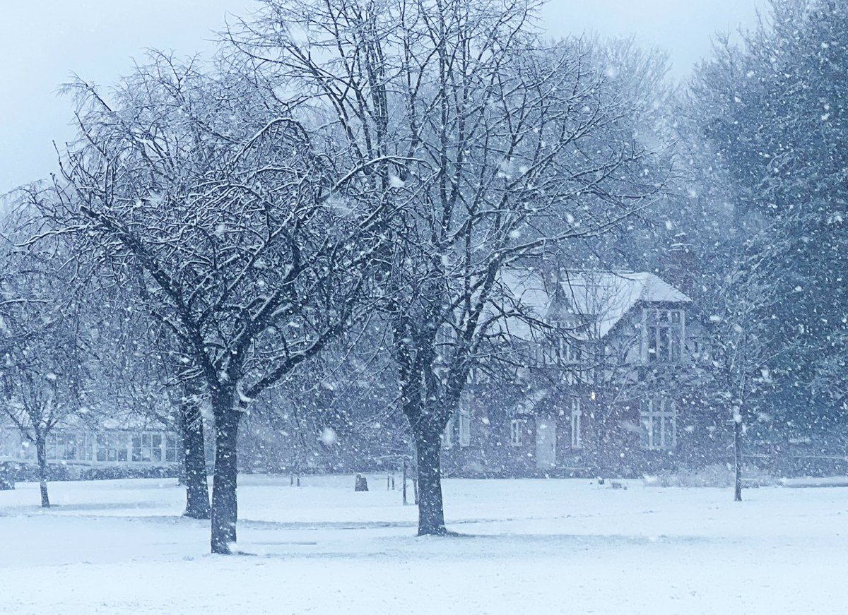 roberto4472's tweet photo. @Hudsonweather You don't often get it wrong Paul but on the TV you said the ground was too warm and non of the snow stuck at low levels. Chesterfield Queens Park had other ideas on 8th Feb and the town roads came to a stand for a while. https://t.co/9TKApSVD3y