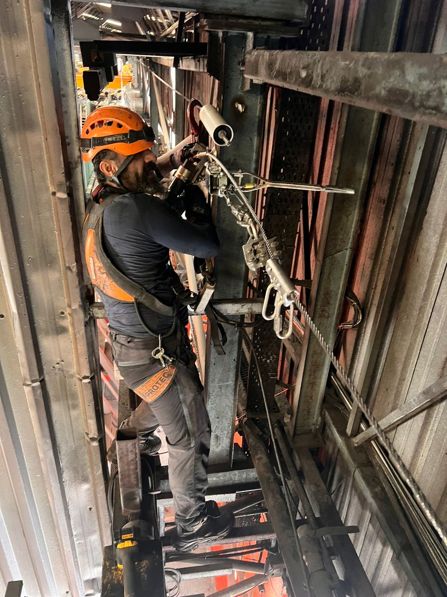 AvrasyaSafety's tweet photo. Borusan Boru fabrikasında vinç yollarına yatay yaşam hattı montajı yapıldı. 
Vinç yolları çok fazla tehlike barındıran çalışma alanıdır. Çalışma koşullarının zor olduğu bu ortamlarda doğru sistemleri kullanmak hayati öneme sahiptir. https://t.co/k55TB8sEzR