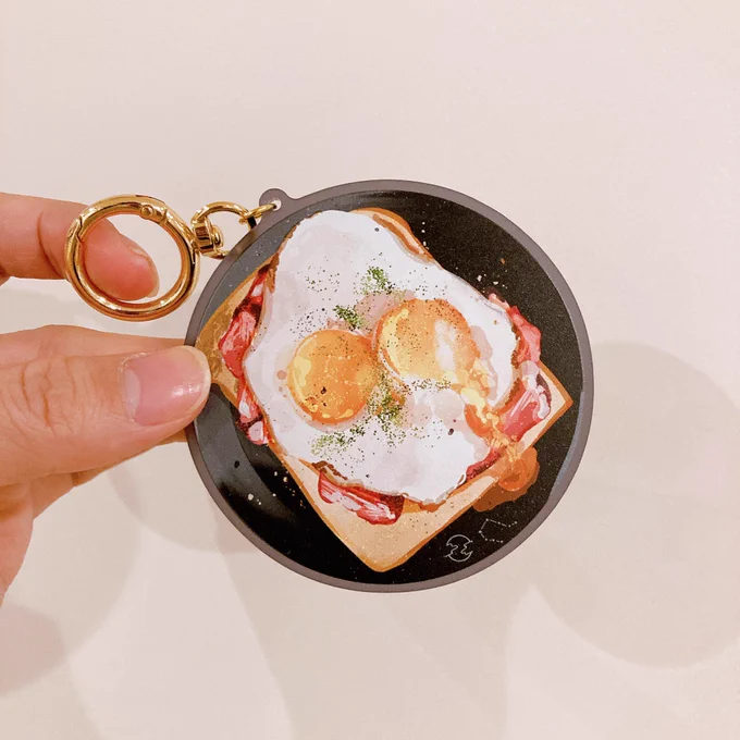 BOOTHで長らく販売していたふたご座たまごのビッグアクキーですが先日完売しましたーカバンに付けてくださっている方もいらっしゃって光栄です!ありがとうございましたー!
