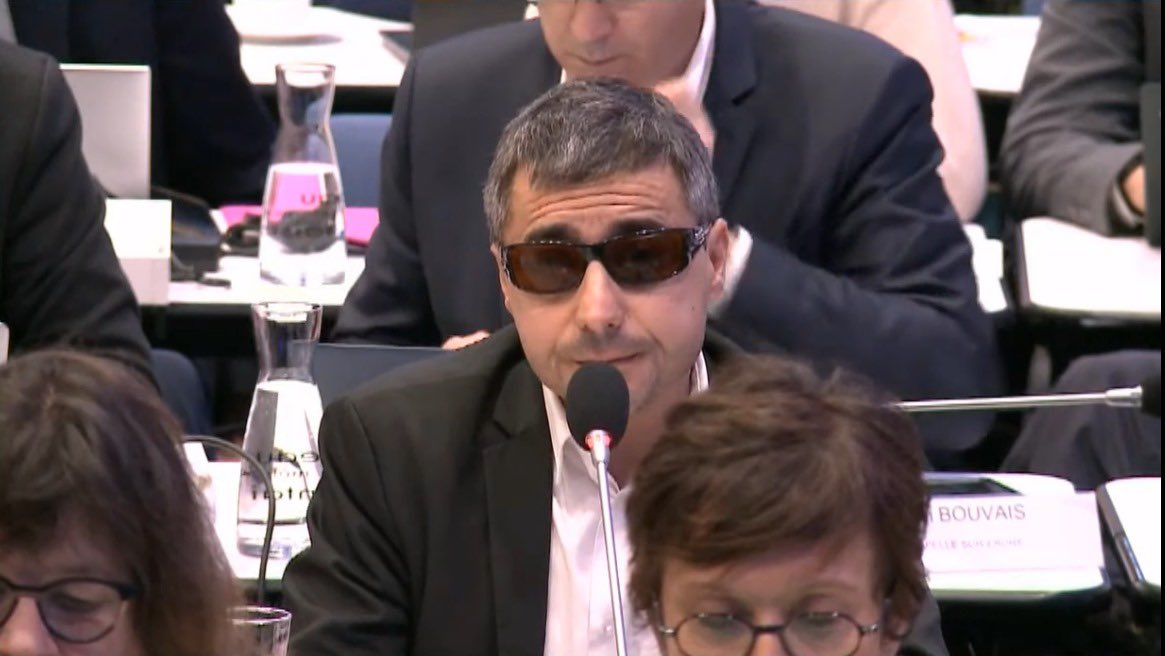 Élu depuis 10 ans à #SaintHerblain et #NantesMétropole et on continue à projeter des supports en direct dont je ne peux prendre connaissance.
Exemple concret de ce qui empêche les élus en situation de handicap de mener leur mandat dans l’égalité des droits et des chances.