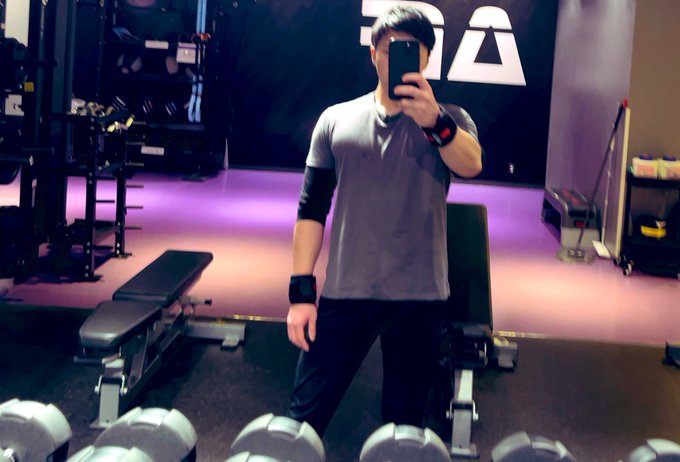 ジム歴3年目にしてやっと目標のベンチプレス120kg達成（体重73kg） 頑張ったからご褒美でおっぱい揉んで🥺 https://t.co/Au1EnucI1O