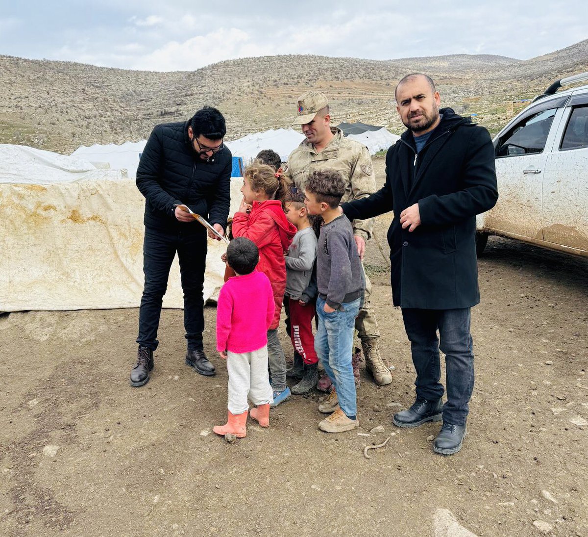 Çizmeli Jandarma Karakol Komutanı ve Çizmeli İlk/Ortaokul Müdürü Servet Keskin, konargöçer aileleri ziyaret ederek öğrencilerin eğitime kazandırılması konusunda çalışmalarda bulundular.✨ <a href="/ibrahimenginsny/">İbrahim Engin Şenay</a> <a href="/eruh_kaymakam/">TC Eruh Kaymakamlığı</a> <a href="/EruhBeltr/">Eruh Belediyesi</a> <a href="/EruhHEM/">Eruh Halk Eğitimi Merkezi</a> <a href="/mem_siirt/">Siirt İl Millî Eğitim Müdürlüğü</a> <a href="/SiirtValiligi/">Siirt Valiliği</a> <a href="/tcmeb/">Millî Eğitim Bakanlığı</a>