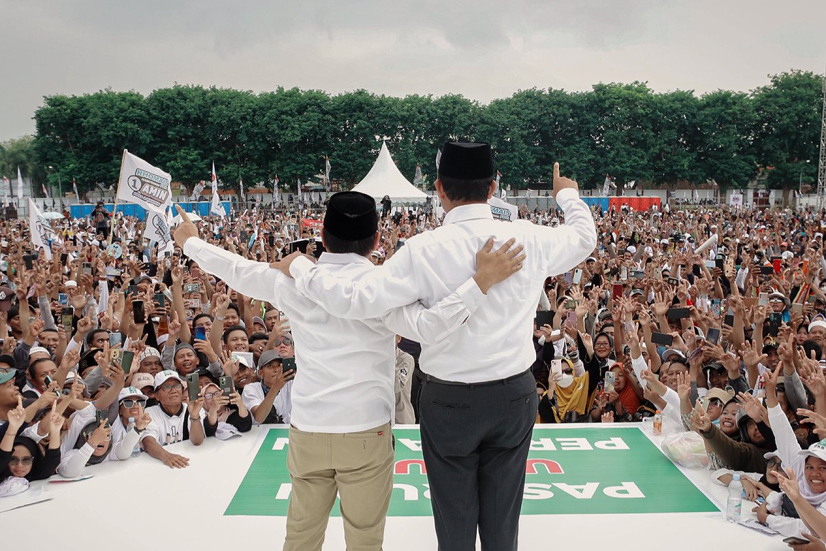 cakimiNOW's tweet photo. Pasuruan berSATU tak bisa dikalahkan! Maturnuwun rakyat Pasuruan, panjenengan semua luar biasa, tumpah ruah di Stadion Untung Suropati demi PERUBAHAN.

Alhamdulillah, rakyat Pasuruan kuat imannya tidak mudah dirayu. Insya Alloh, AMIN menang mutlak di Pasuruan, AMIN menang mutlak di Jawa Timur, dan yakin AMIN juga menang di Indonesia.

#AMINajaDulu