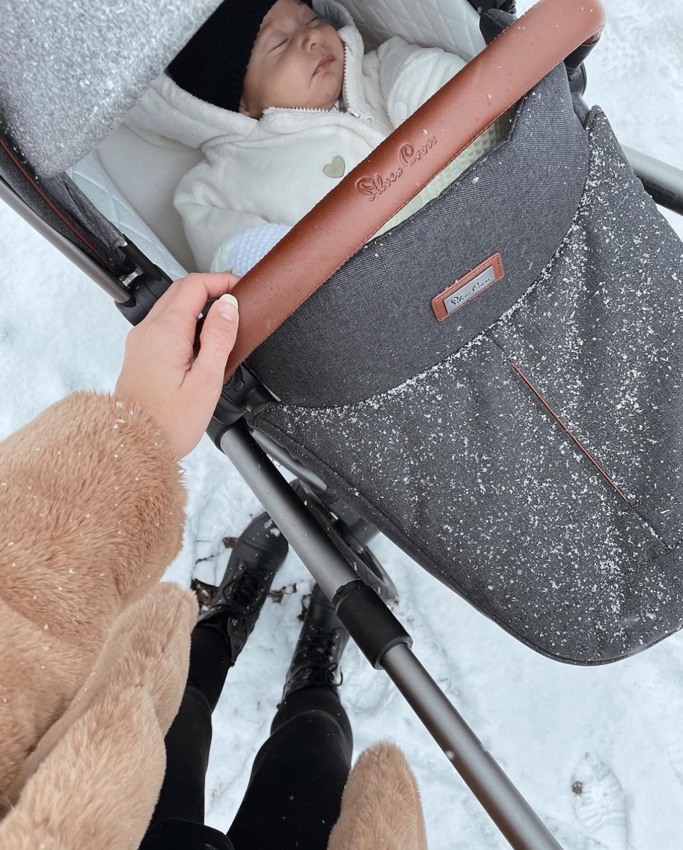 Winter strolls made easy with the #SilverCross Wave 🤍❄️ Wave's extra-large, all-terrain wheels make snowy adventures a breeze. Shop here 🛒 : ow.ly/Jlrw50QzxPC 📸: @caroline.elie