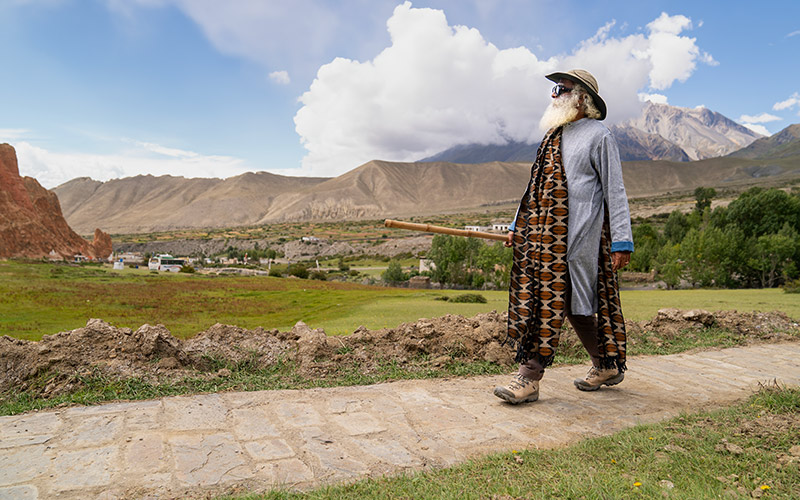 SadhguruJV's tweet photo. Spirituality is not about becoming special – it is about becoming One with everything. #SadhguruQuotes https://t.co/bNkrItg3pi