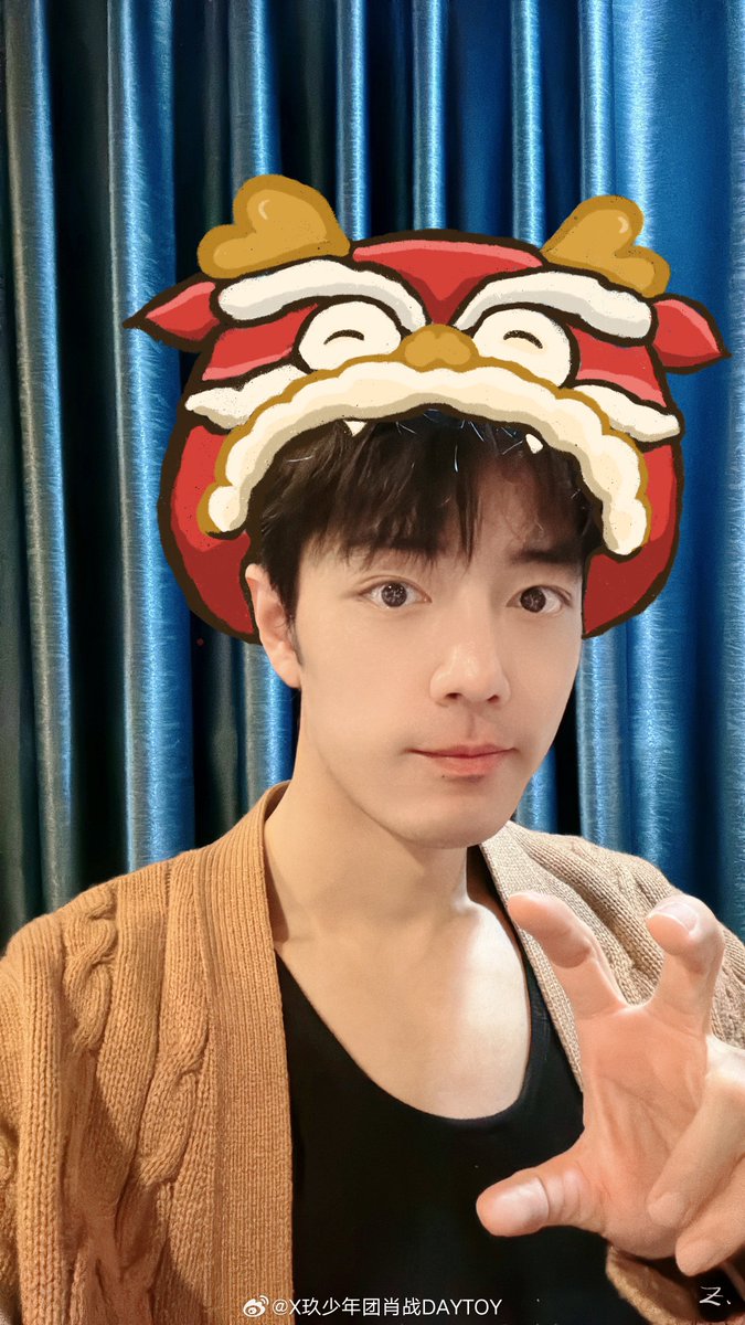 saisaisaiiz's tweet photo. โง้ยยยย พี่จ้านมาลงรูปวันปีใหม่จีน เป็นมังกรที่น่ารักมากเลย 🥰🧧🐉 

แคปชั่น: 
“ต๋า ต๋า ต๋า ต๋า! สวัสดีปีใหม่ครับทุกคน! 🐲”

พี่ใช้คำว่า 龘 ด้วยอะ เป็นคำโบราณแปลว่า มังกรทะยานฟ้า ความหมายคือ หน้าที่การงานเจริญรุ่งเรือง ใช้คำเก่งมาก เข้ากับปีมังกรด้วย

#XiaoZhan #เซียวจ้าน https://t.co/gEiCSRTVEW