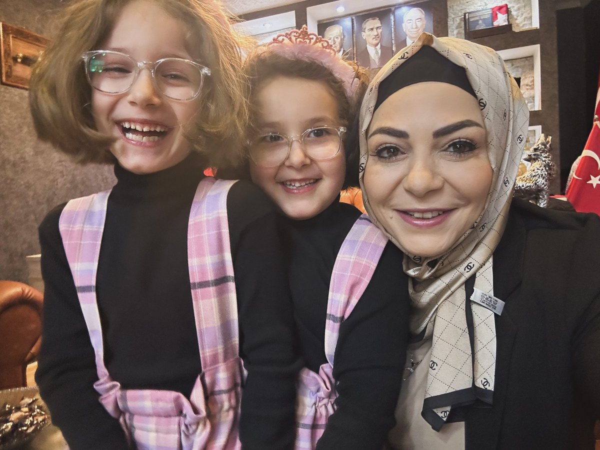 ArzuKaraalioglu's tweet photo. Teyze anne yarısı olmak demekmiş benim hayattaki şükür sebeplerim , inandığım davam 55 siz 5 yaşında oldunuz iki sevda aynı gün nakşetmiş yüreğime Allah sizi esirgesin Allah nice yıllar nasip etsin ad gününüz mübarek olsun #Mhp #Aysima #Aybüke https://t.co/nyTVEendU6