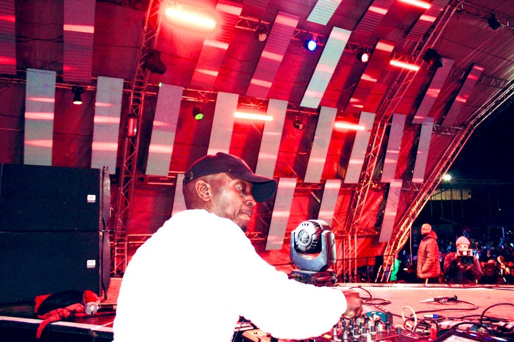 iamtheprincesa_'s tweet photo. Happy Friday!
Isukile🕺🏿💃🏿
Please tune in to @ligwalagwalaFM for another exciting edition of #KBNFridayMix with @iamtheprincesa_
Please tune in🙏🏿
Time: 13H20
Cc @H_Sindane
#ThePrinceSA
#KBNFridayMix
#HopeIthembaEP https://t.co/lqT6bAFhaA